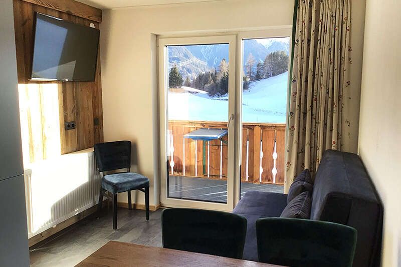 Living area with balcony in the Sonnenblume apartment in Haus Martina in Serfaus