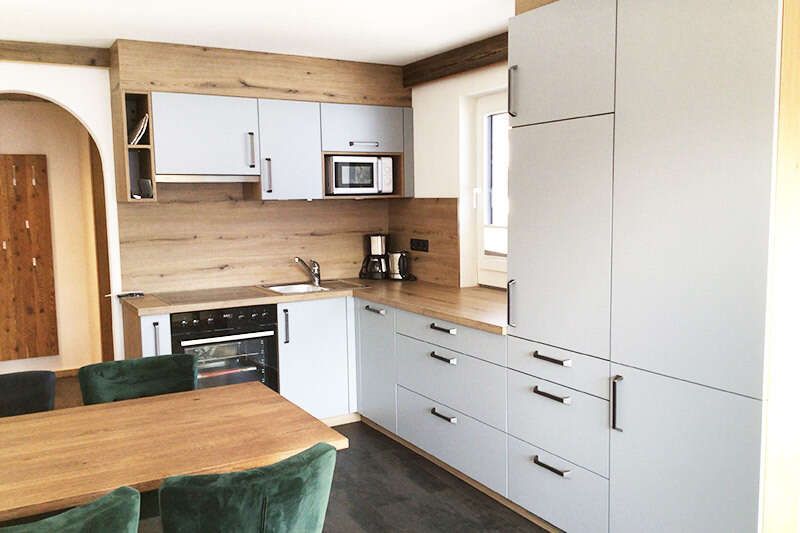 Küche und Wohnbereich im Appartement Sonnenblume im Haus Martina in Tirol