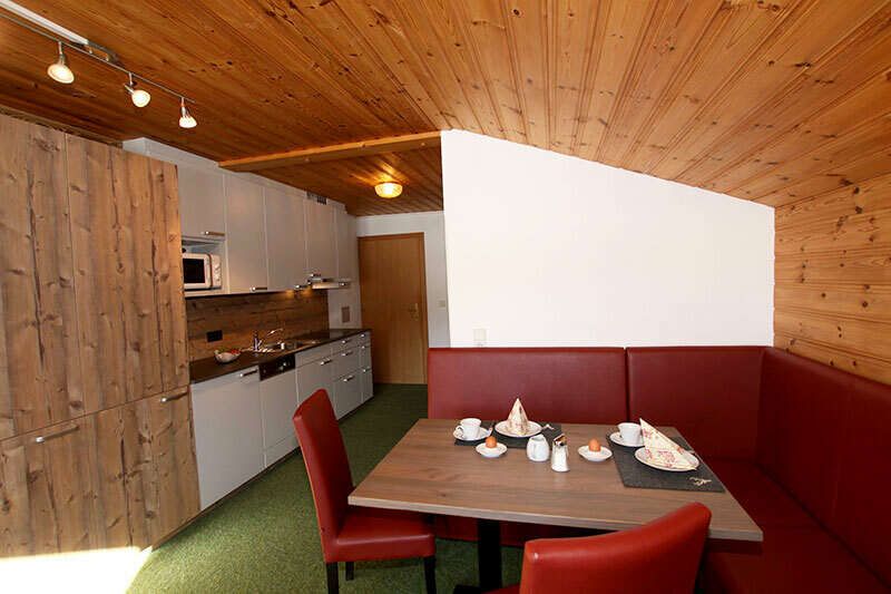 Appartement Arnika mit Essbereich und Küche im Haus Martina in Tirol