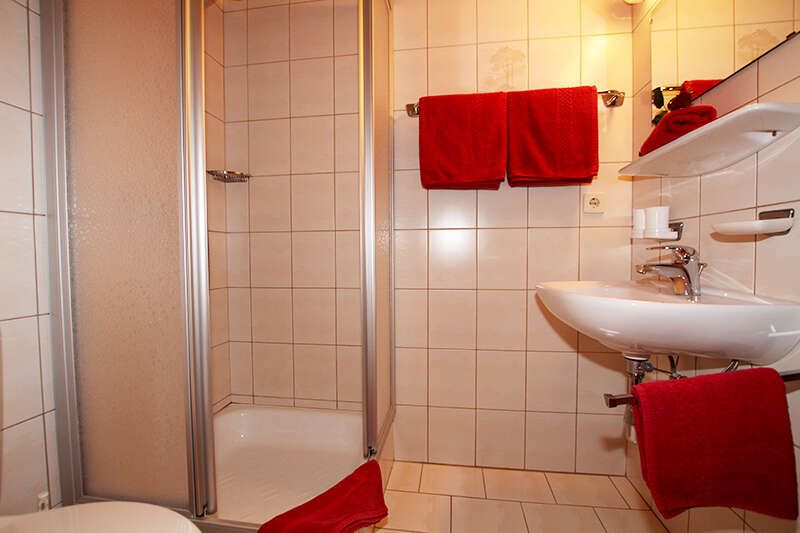 Badezimmer im Zimmer im Haus Martina in Serfaus, Tirol
