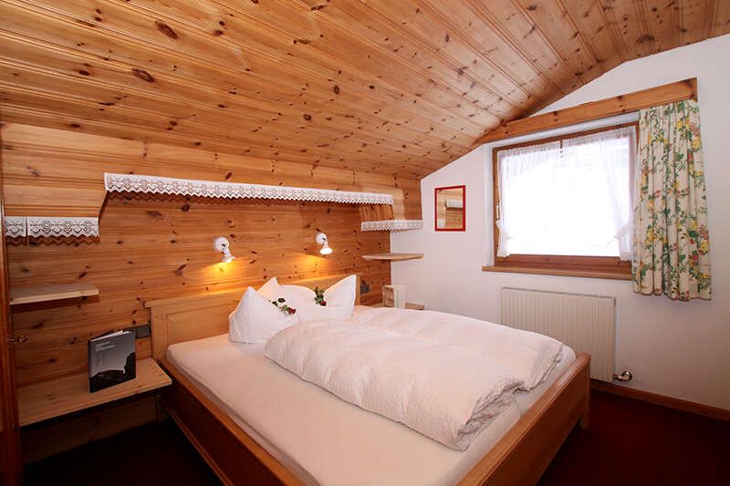 Schlafzimmer im Appartement Alpenveilchen im Haus Martina in Serfaus