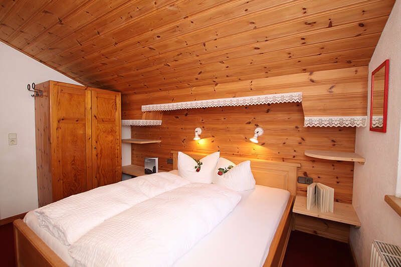 Schlafzimmer in der Ferienwohnung Alpenveilchen im Haus Martina