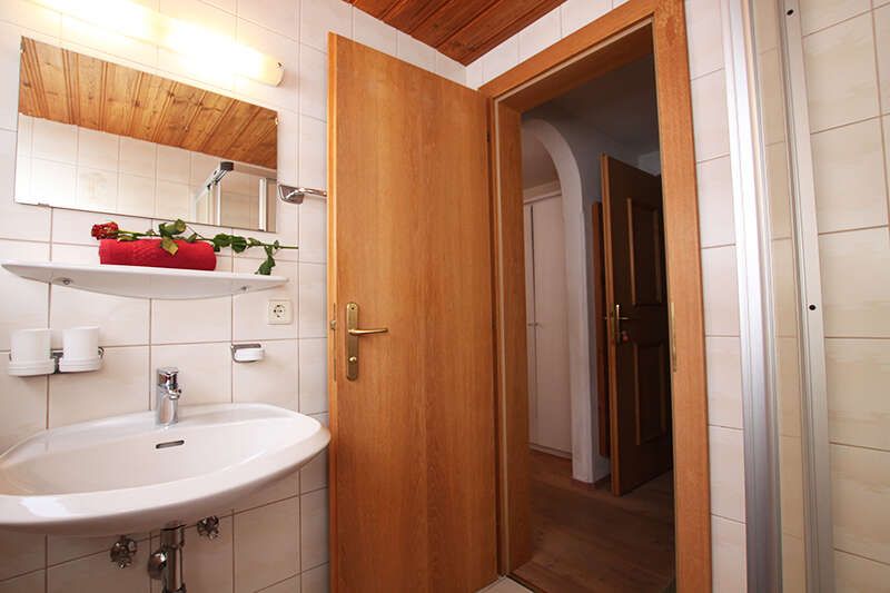 Badezimmer mit Dusche und WC im Appartement Sonnenblume